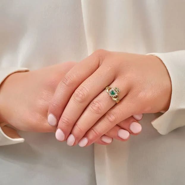 9k Gold Green Agate Claddagh Ring